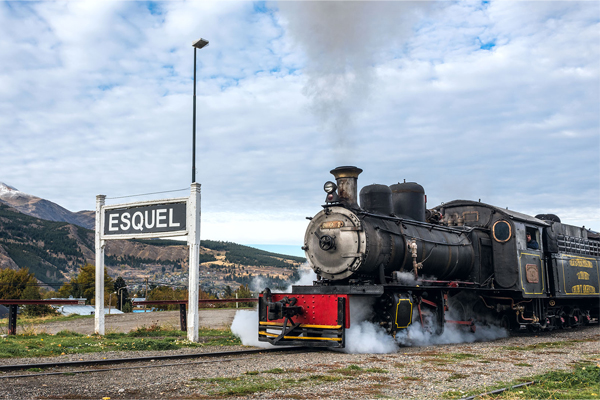 La Trochita; el viejo expreso patagónico abre el año a todo vapor