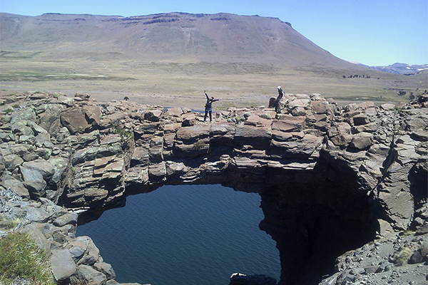 Patrimonio neuquino: El puente natural de piedra del lago Caviahue