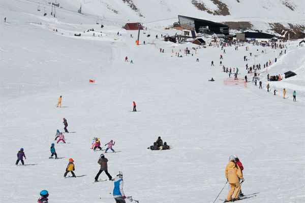 El furor por el esquí en La Hoya, congrega a 2000 visitantes por día!